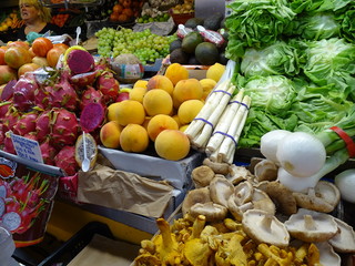 pitayas setas y verduras en verduleria mercado atarazanas malaga