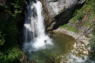 idyllischer Wasserfall in den Bergen bei Kitzbühel, Naturoase