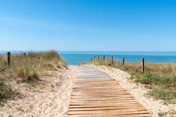 Stickers pour porte Ciel bleu Chemin en bois accès à la plage de dunes de sable en Vendée sur l& 39 île de Noirmoutier en France