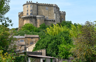 Château féodal de Suze-la-Rousse dans la Drôme