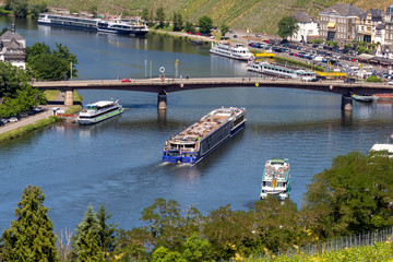 Personen- und Flusskreuzfahrtschiffe auf der Mosel bei Bernkastel-Kues