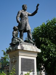 Statue de  Louis Pasteur à Alès dans le Gard, Cévennes