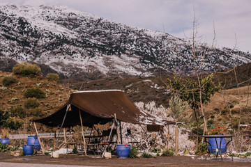 Jaima alto montañas nevadas del Atlas en Marruecos