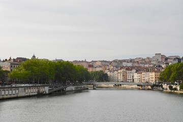 Obraz premium リヨンのローヌ川