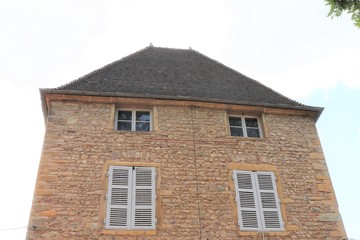 Fototapeta na wymiar Mairie et château de Fontcrenne, village de Villé Morgon