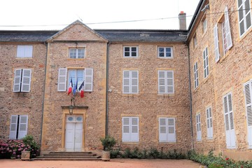Mairie et château de Fontcrenne, village de Villé Morgon