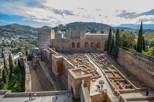 El Hamra sarayı dış görünüşü, Granada İSPANYA 04/04/2015