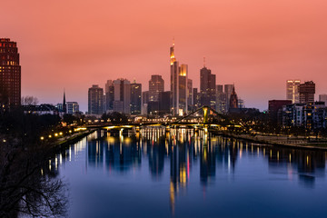 Fototapeta na wymiar Frankfurt bei Sonnenuntergang tief Orange