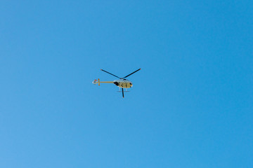 Fototapeta na wymiar Helikopter von unten in der Luft 