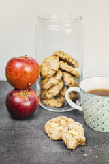 petit déjeuner de cookie fait maison fruits et tasse de thé sur un plan de travail de cuisine moderne