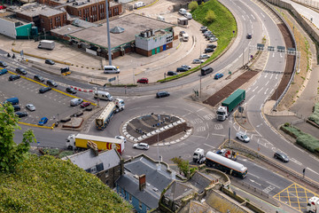 Kreisverkehr in England mit Laswagen und Auto 