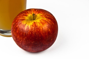 Apfel und Apfelsaft freigestellt auf weissem Hintergrund mit Schatten
