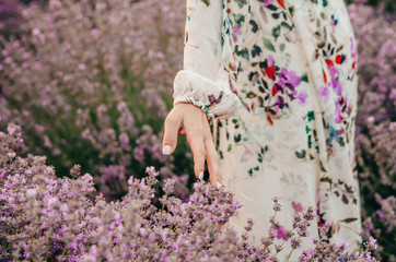 Obraz na płótnie Canvas girl feeling lavender flowers 