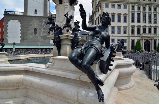 Figur der Singold, Augustusbrunnen, Augsburg