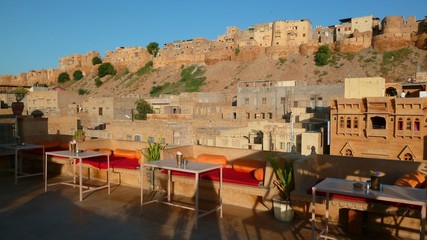 Jaisalmer au Rajasthan, vue sur la forteresse de la ville haute depuis un toit-terrasse de la ville basse (Inde)