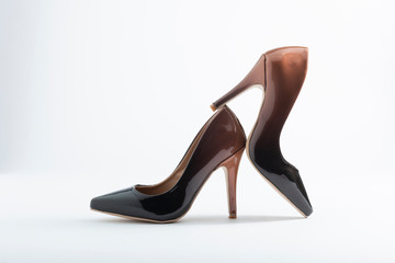 Zapatillas de tacón alto de mujer de moda, color café y sobre fondo blanco