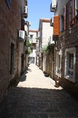 Obraz na płótnie Canvas narrow street in old town