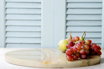Fresh grapes and pears