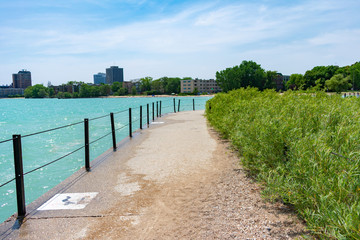 Obraz premium Path in Rogers Park Chicago with Native Plants and Lake Michigan