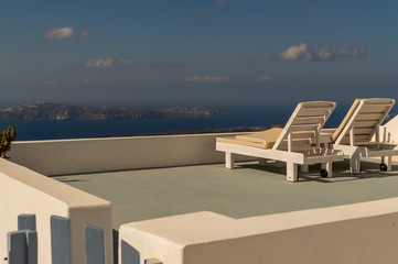 Blick von einem Hoteldach auf Santorini