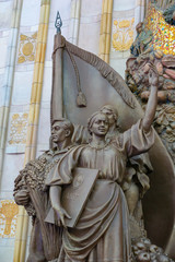 Obraz premium Moscow, Russia, April 30, 2019: Statues of workers and villagers on Pavilion Ukraine entrance.