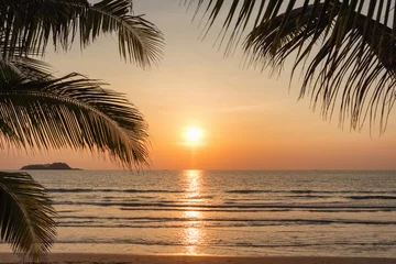 Rolgordijnen Zonsondergang op een prachtig tropisch strand in Thailand © Mazur Travel