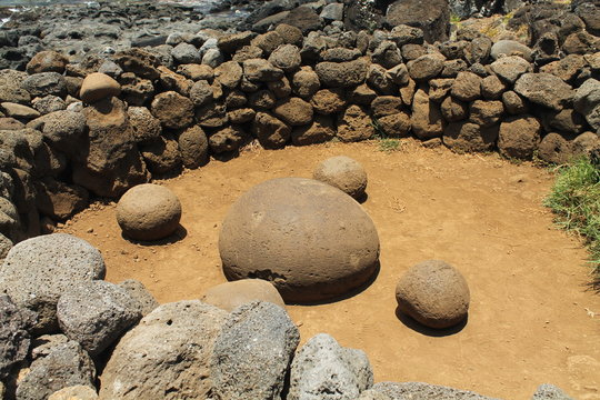 Vista do Ahu Te Pito Kura na Ilha de P&aacute;scoa, mostrando as pedras que s&atilde;o consideradas o 'umbigo do mundo', em um dia ensolarado com c&eacute;u azul, refletindo a cultura Rapa Nui.
