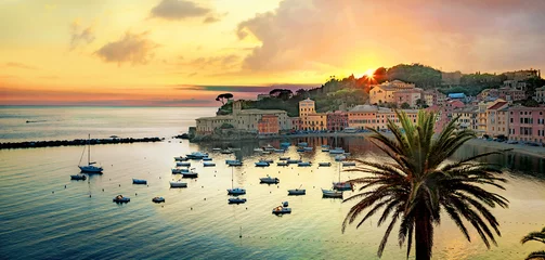 Poster Stilte baai en kust van kleine badplaats Sestri Levante bij zonsondergang. Provincie Genova, Ligurië, Italië © Valery Bareta