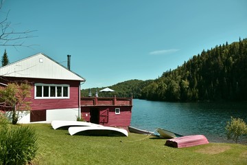 Chalet au bord d'un lac de pêche au Québec, Canada