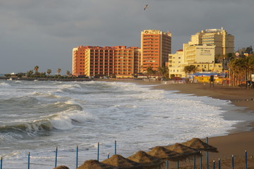 playa con temporal de olas en benalmadena malaga