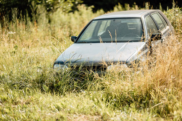 old car abandoned in the grass