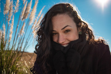 Bela mulher sorrindo no inverno gelado do sul do Brasil