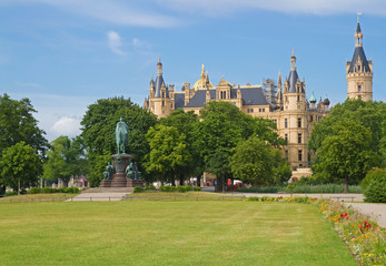 Fototapeta premium Schlossgarten von Schloss Schwerin, Mecklenburg-Vorpommern
