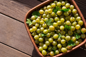 Green and yellow gooseberries