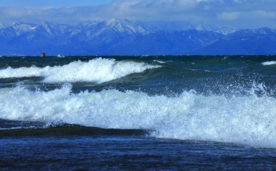 Naklejka premium 琵琶湖の冬の荒波と雪山
