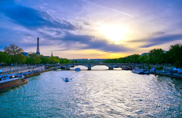 Een uitzicht vanaf de Pont Alexandre III-brug die de rivier de Seine overspant in Parijs, Frankrijk