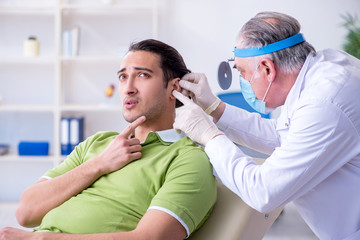 Obraz premium Male patient visiting doctor otolaryngologist