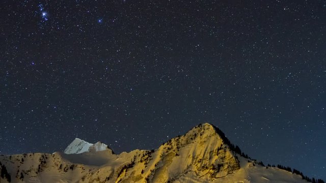 TIMELAPSE - Stars over snowy mountains