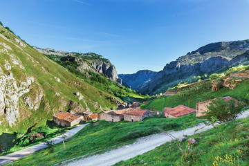 Fototapeta na wymiar old village in the mountains of Picos de Europa