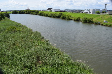 小貝川 茨城県取手市付近 ／ 小貝川（こかいがわ）は全長111.8kmで、バス釣りのポイントとしても有名です。利根川の支流中で第２位の長さを誇り、関東平野を北から南へと流れる一級河川ですが、古くから洪水をおこす暴れ川としても知られています。