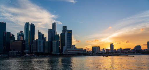 Obraz premium The Central Business District and Marina Bay skyline at dusk in Singapore