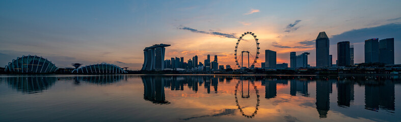 Obraz premium The Central Business District and Marina Bay skyline at dusk in Singapore
