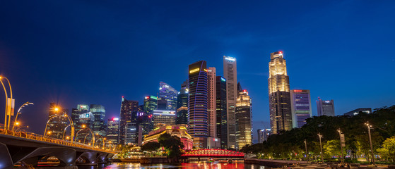 Obraz premium The Central Business District and Marina Bay skyline at dusk in Singapore