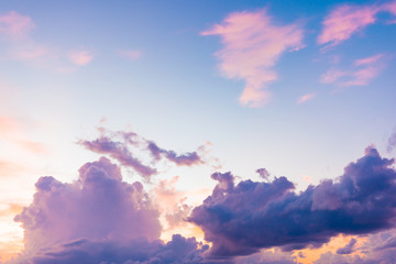 Obraz premium Colorful sunset sky with cloud in sea