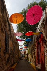 Fototapeta Udekorowane kolorowe ulice dzielnicy Getsemani (Cartagena, Kolumbia) obraz