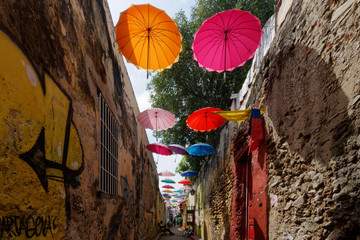 Udekorowane kolorowe ulice dzielnicy Getsemani (Cartagena, Kolumbia)