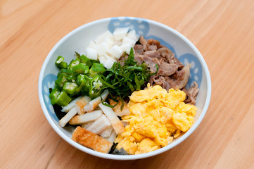 お手軽丼（冷蔵庫に余った食材で丼飯）