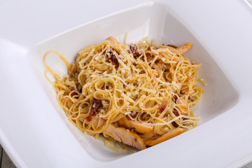 Pasta with chicken and dry tomatoes