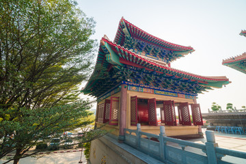 Obraz premium Red pgoda of chinese style temple in Bangkok