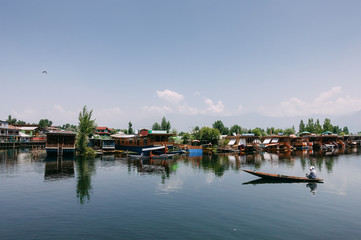 Fototapeta na wymiar Man on the boat, lake in Kashmir